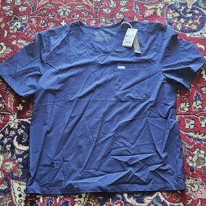 NWT Figs Men's Leon 2-Pocket Top in Navy Blue V-Neck Shirt XXL